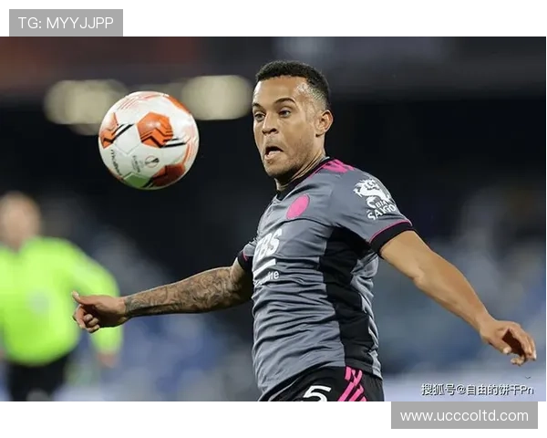 我国足球界哀悼一位传奇明星的离世引发广泛关注与怀念