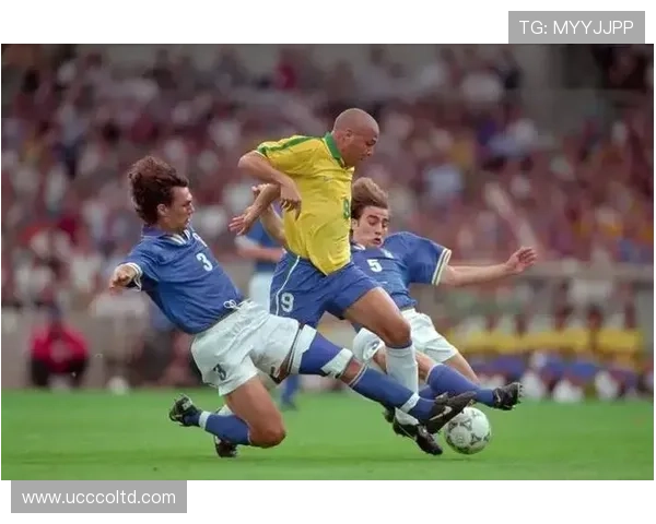 足球巨星与篮球传奇的友谊故事揭示运动员间的跨界情谊与合作精神 足球巨星与篮球传奇的友谊故事揭示运动员间的跨界情谊与合作精神