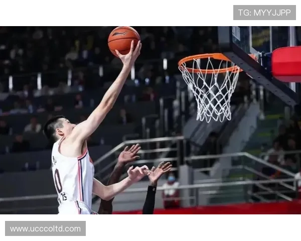 足球明星挑战极限技艺一脚射进篮球篮筐引发全场惊叹